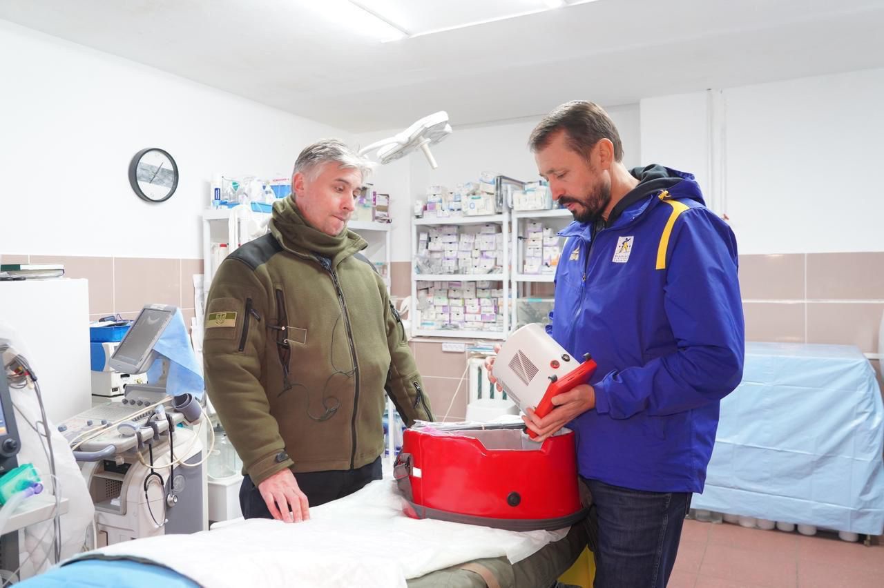 315 апаратів для реанімації Easy Pulse рятують життя на фронті — допомога від фонду «НАДІЯ», Валерія Дубіля та партнерів