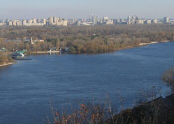 Дніпро у Києві змінив колір. Що можуть зливати у річку?