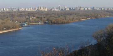 Дніпро у Києві змінив колір. Що можуть зливати у річку?