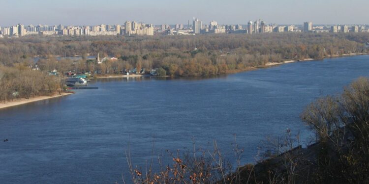 Дніпро у Києві змінив колір. Що можуть зливати у річку?