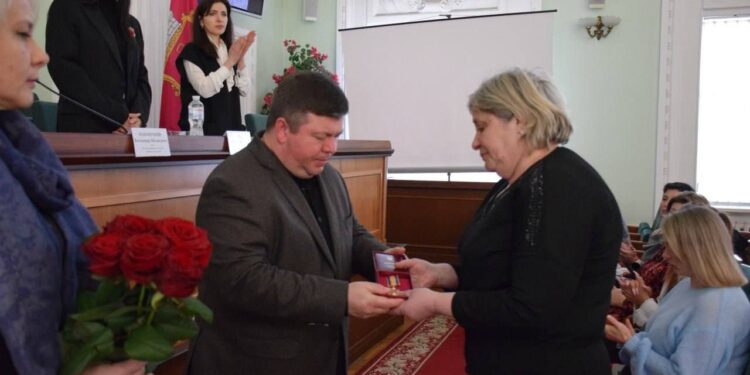 На Подолі вручили державні нагороди родинам полеглих захисників: пам’ять про Героїв житиме вічно