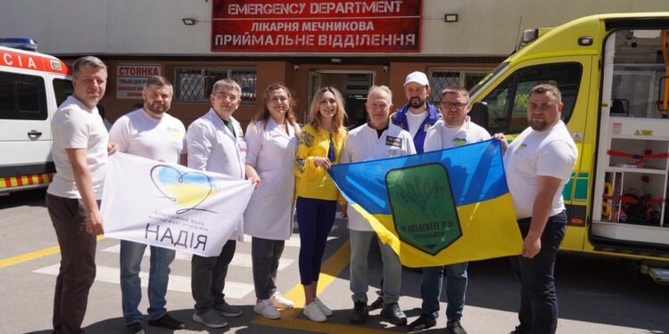 Лікарня Мечникова отримала сучасну швидку: фонд «Надія» та Валерій Дубіль передали авто для порятунку важких пацієнтів