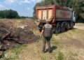 Сміттєва диверсія на землях “Антонова”: як під Києвом вантажівка ховала побутові відходи біля озера