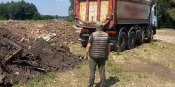 Сміттєва диверсія на землях “Антонова”: як під Києвом вантажівка ховала побутові відходи біля озера