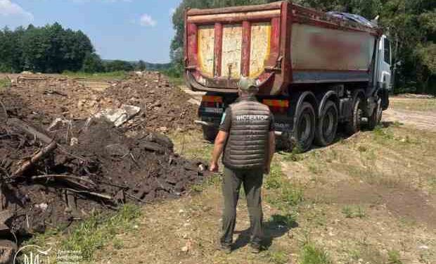 Сміттєва диверсія на землях “Антонова”: як під Києвом вантажівка ховала побутові відходи біля озера