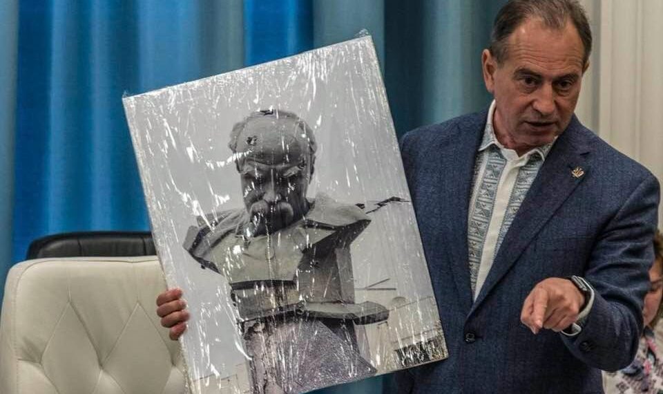 Коли ми діждемося у школах та вишах воюючої України першого уроку національної гідності?!