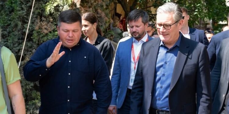Візит солідарності та підтримки: Прем-міністр Великої Британії Кір Стармер відвідав Подільський район столиці