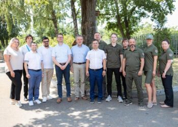 Візит високого гостя у Дніпрі: Посол Бельгії на власні очі побачив, як екоінспектори рахують трильйонні збитки від війни