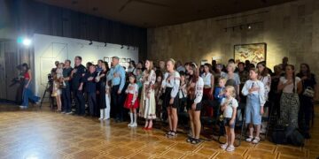 До Національного музею історії України у Другій світовій війні Національна бібліотека України для дітей передала репліку «Вишиванки для Героя» Кирила Буданова